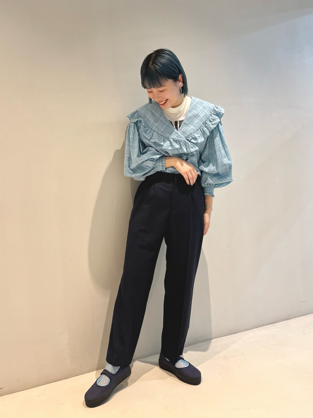 BEAMS BOYのスラックスを使った「ネイビー」の人気ファッション