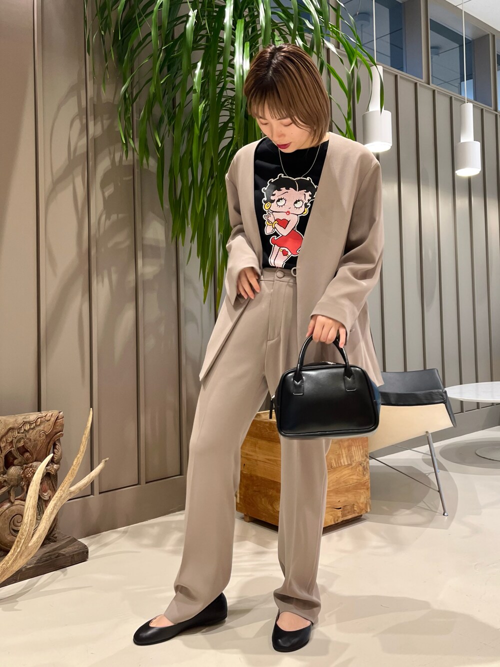 「BEAMS BOY、ボストンバッグ、春コーデ、セットアップ、レイヤードスタイル、プリントT、ootd、カジュアルコーデ、オトナ女子、おしゃれさんと繋がりたい、いいね、save、フォローお願いします🤑、バレエシューズ、ジャケット、きれいめカジュアル、タックイン」｜「BEAMS BOYのSCREEN STARS × Betty Boop × maturely / 別注 ノースリーブ Tシャツ（Tシャツ/カットソー、ブラック系）」を使った、しばさん（レディース・162cm）の春コーディネートの1枚目の写真