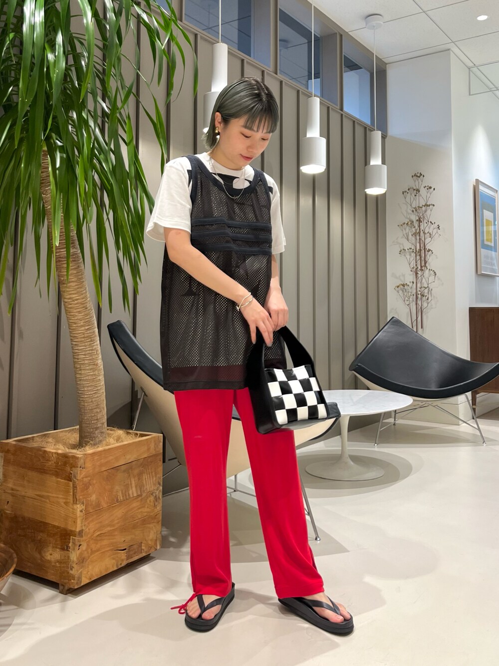 「オトナカジュアル、BEAMS BOY、maturely、休日コーデ、差し色、トートバッグ、ラクチンコーデ、お洒落さんとつながりたい、レイヤードスタイル、イージーパンツ、レッド、ミニバッグ、私の推しブランド、春コーデ、新作」｜「BEAMS BOYのmaturely / Detach Suspender Easy Pants（その他パンツ、レッド系）」を使った、しばさん（レディース・162cm）の冬コーディネートの1枚目の写真