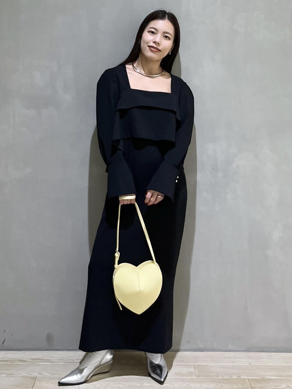 シルバー系のパンプスを着用したレディースの冬コーディネートの1枚目の写真