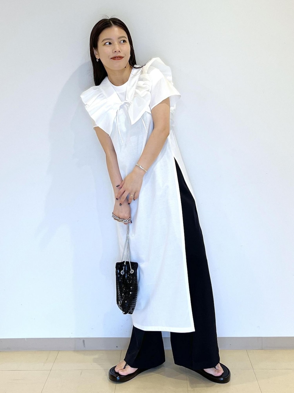 「24ss夏の新作、ワンピ、バッグ、ビゴター、BIGOTRE、ホワイト、ワンピース、パンツ、サンダル、ADAM ET ROPÉ、FEMME、SDGs、サステナブル、骨格ストレート、イエベ」｜「ADAM ET ROPE'の【BIGOTRE(ビゴター)】PURSE METAL MINI（ハンドバッグ、ブラック系）」を使った、adamtanakaさん（レディース・158cm）の夏コーディネートの1枚目の写真