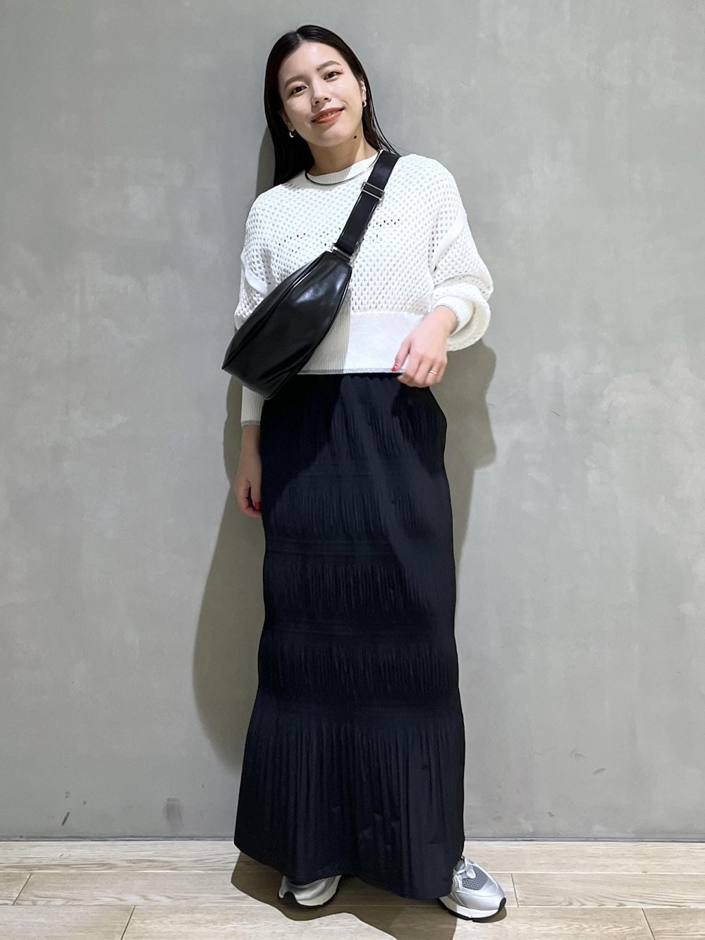 「24ss春の新作、WEB限定、WEB限定商品、WEB限定アイテム、tangtang、タンタン、Tシャツ、モノトーン、メッシュ、ニット、スカート、ロングスカート、スニーカー、LACOSTE、ラコステ」｜「ADAM ET ROPE'の【サステナブル】ムスビショルダーバッグ（ショルダーバッグ、ブラック系）」を使った、adamtanakaさん（レディース・158cm）の春コーディネートの1枚目の写真