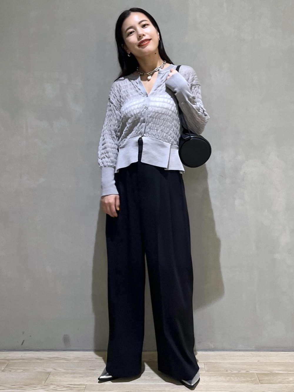 「Hai、ハイ、WEB限定、WEB限定商品、WEB限定アイテム、シアー、ペプラム、カーディガン、Aeta、アエタ、バッグ、アクセサリー、ネックレス、ブラック、グレー」｜「haiの【HAI】FRANCES NECKLACE（ネックレス、ブラック系）」を使った、adamtanakaさん（レディース・158cm）の夏コーディネートの1枚目の写真