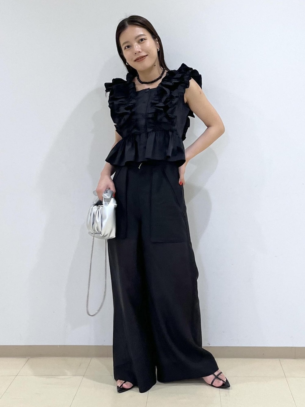 「シアー、フリル、バッグ、ショルダーバッグ、サンダル、ブラック、ブラックコーデ、ADAM ET ROPÉ、FEMME、SDGs、サステナブル、骨格ストレート、イエベ、フェミニン、モード」｜「ADAM ET ROPE'の【サステナブル】ナロークロスストラップサンダル（サンダル、ブラック系）」を使った、adamtanakaさん（レディース・158cm）の夏コーディネートの1枚目の写真