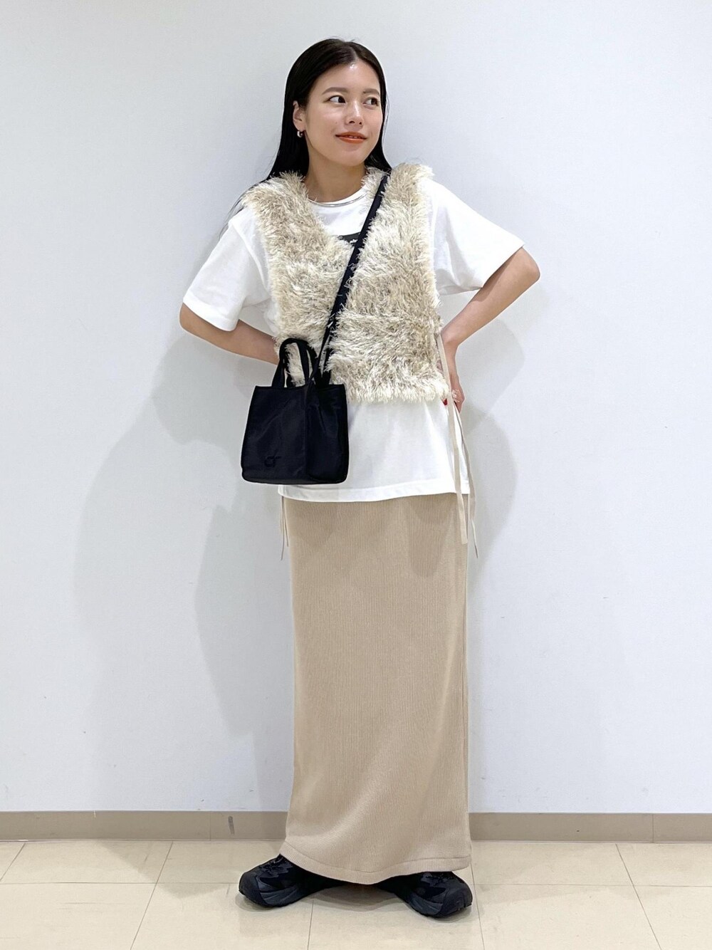 「ニット、フワフワ、ブラック、ロゴ、Tシャツ、半袖、夏コーデ、初秋コーデ、お出かけコーデ、大人カジュアル、レイヤード、スカートスタイル、ワントーンコーデ、カジュアルコーデ、ADAM ET ROPÉ」｜「MILLERの【Miller for ADAM ET ROPE'】別注WAFFLE SKIRT（スカート、ベージュ系）」を使った、adamtanakaさん（レディース・158cm）の夏コーディネートの1枚目の写真