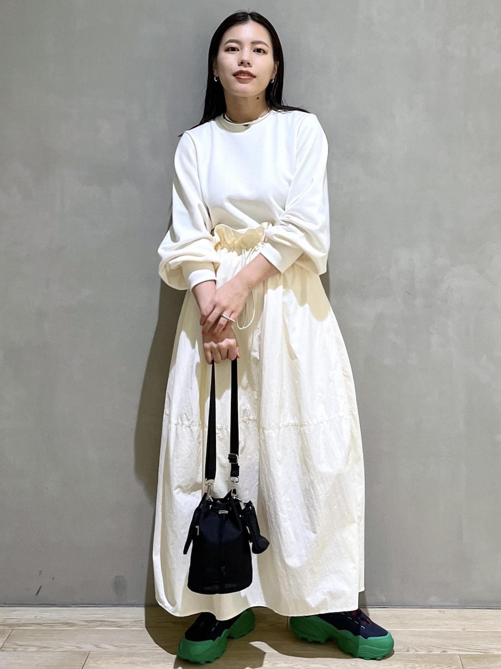 「バッグ、LACOSTE、ラコステ、チョーカー、SNaPMeAward23w、ショルダーバッグ、ワンピース、ADAM ET ROPÉ、FEMME、SDGs、サステナブル、骨格ストレート、イエベ、カジュアル、大人カジュアル」｜「ADAM ET ROPE'のメタルカーブチョーカー（チョーカー、シルバー系）」を使った、adamtanakaさん（レディース・158cm）の冬コーディネートの1枚目の写真