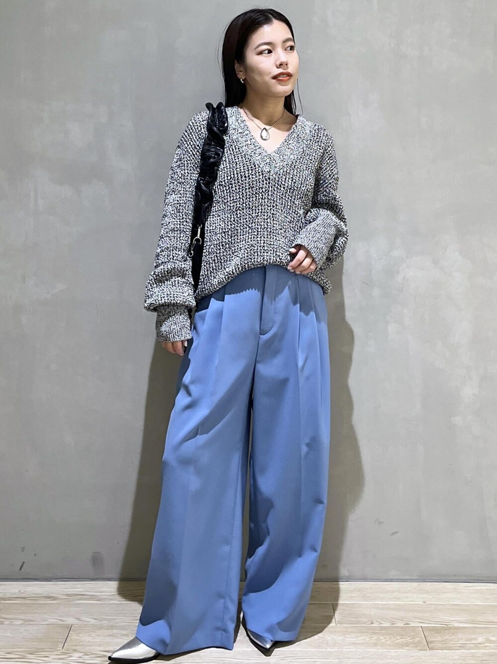 「メッシュ、パンツ、ワイドパンツ、スラックス、ブルー、パンプス、シルバー、バッグ、ショルダーバッグ、AER、WEB限定、WEB限定商品、WEB限定アイテム、アクセサリー、ネックレス」｜「ADAM ET ROPE'の【サステナブル】カスタムショルダーバッグ（ショルダーバッグ、ブラック系）」を使った、adamtanakaさん（レディース・158cm）の冬コーディネートの1枚目の写真
