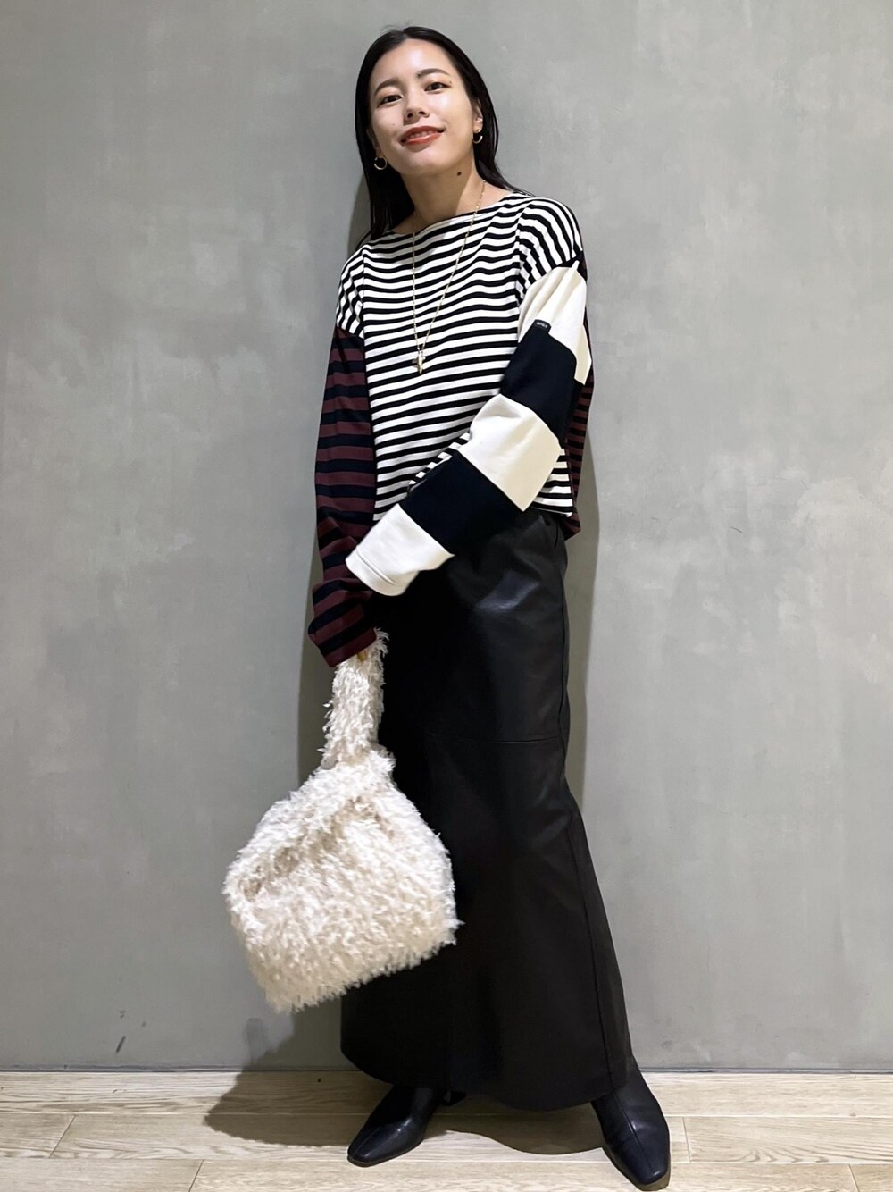 「バッグ、ロングブーツ、フェイクレザー、タイトスカート、別注、g.f.g.s.、ジーエフジーエス、フリンジ、ボーダー、ブーツ、ADAM ET ROPÉ、FEMME、SDGs、サステナブル、骨格ストレート」｜「ADAM ET ROPE'のフェイクレザーロングスカート（スカート、ブラック系）」を使った、adamtanakaさん（レディース・158cm）の秋コーディネートの1枚目の写真