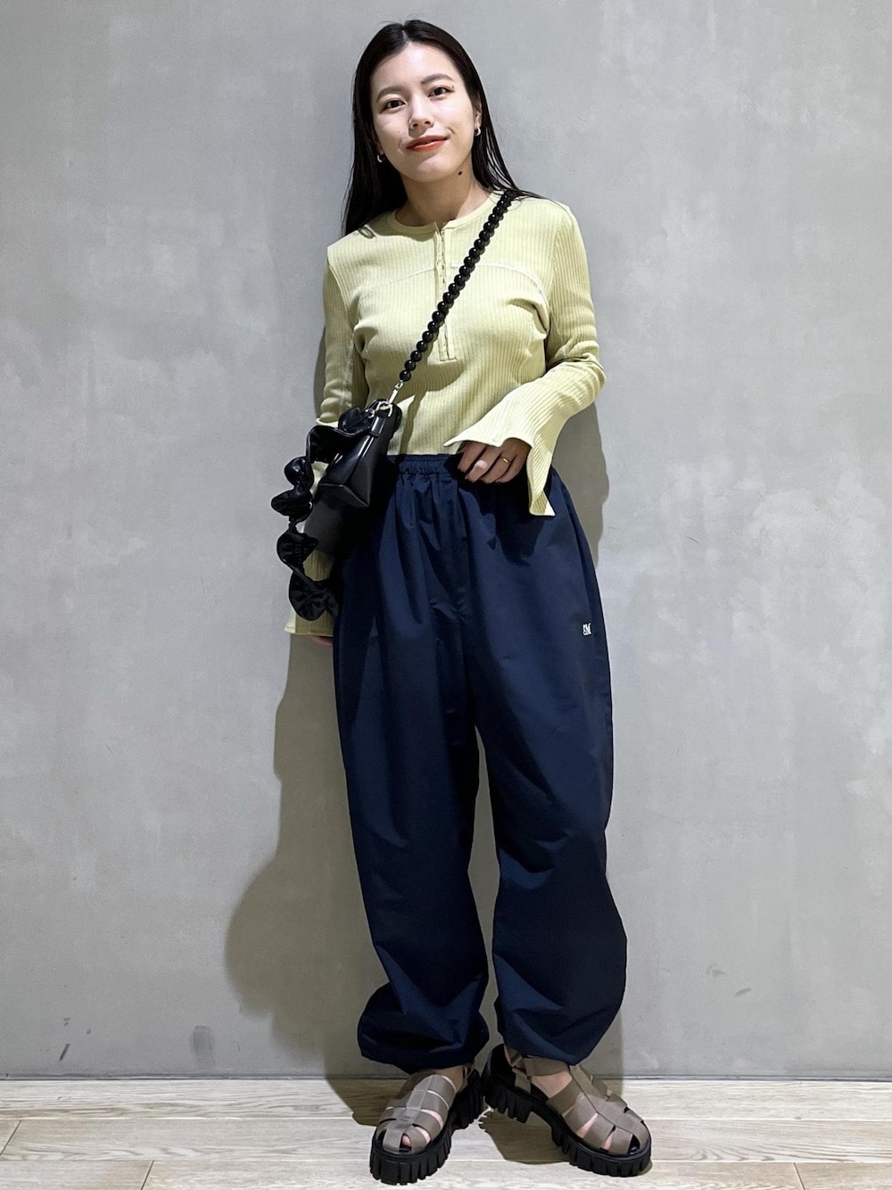 「24ss春の新作、AER、WEB限定、WEB限定商品、WEB限定アイテム、PARROTTCANVAS、パロットキャンバス、ロンT、カットソー、グリーン、ネイビー、パンツ、ナイロンパンツ、バッグ、ショルダーバッグ」｜「ADAM ET ROPE'の【サステナブル】カスタムショルダーバッグ（ショルダーバッグ、ブラック系）」を使った、adamtanakaさん（レディース・158cm）の冬コーディネートの1枚目の写真