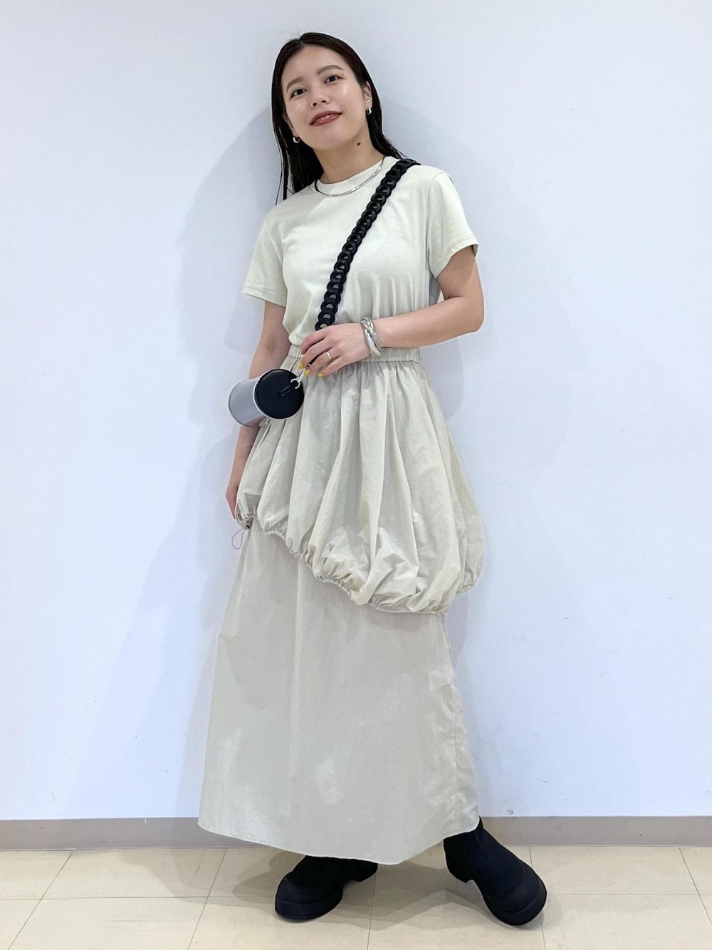 「24ss春の新作、24ss夏の新作、バッグ、ミニバッグ、Benamun、バングル、ワンピース、ADAM ET ROPÉ、FEMME、SDGs、サステナブル、骨格ストレート、イエベ、カジュアル、大人カジュアル」｜「ADAM ET ROPE'の【洗える】アシメバルーンワンピース（ワンピース、ベージュ系）」を使った、adamtanakaさん（レディース・158cm）の春コーディネートの1枚目の写真