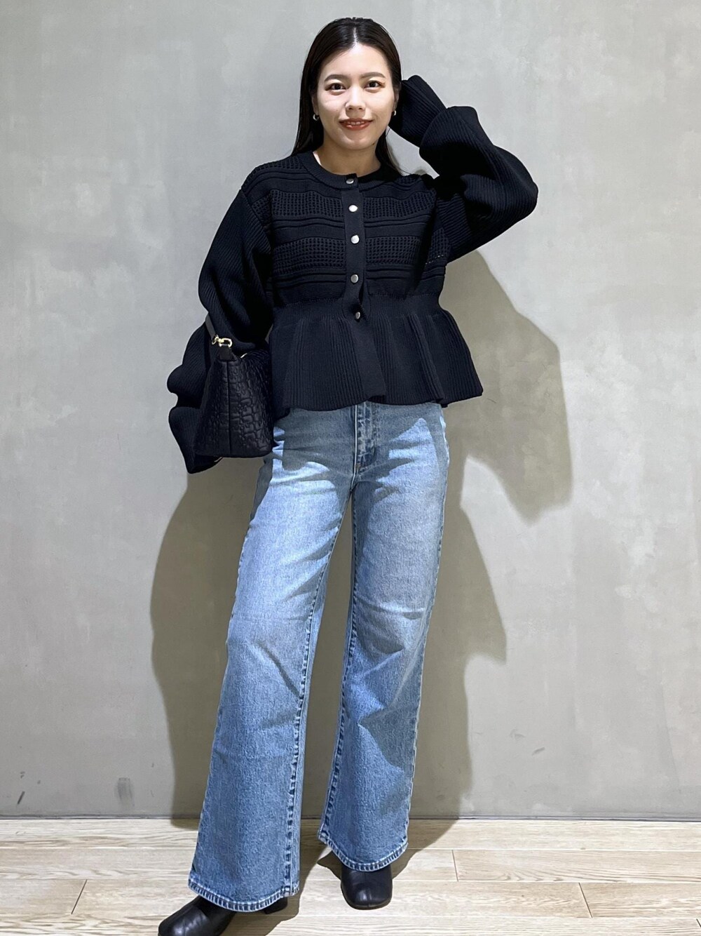 「ROLLAS、ローラス、ローラスデニム、GANNI、ガニー、WEB限定、WEB限定商品、WEB限定アイテム、AER、ペプラム、デニム、バッグ、ハンドバッグ、ブーツ、ブラックコーデ」｜「ADAM ET ROPE'のラムレザーミドルブーツ（ブーツ、ブラック系）」を使った、adamtanakaさん（レディース・158cm）の冬コーディネートの1枚目の写真