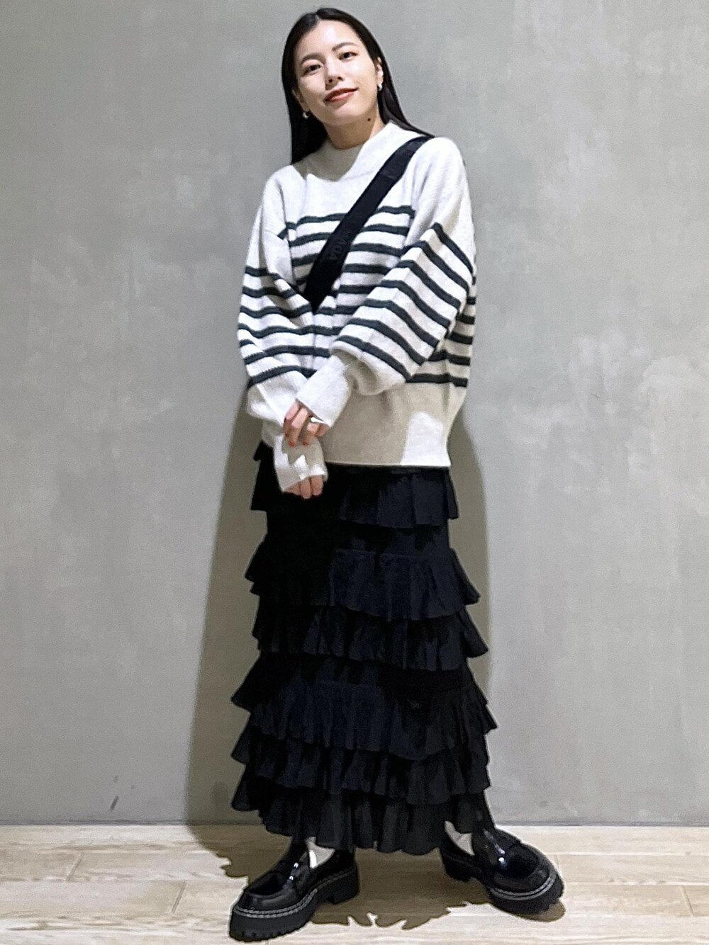 「バッグ、proenzaschouler、プロエンザスクーラー、ふわふわニット、WEB限定、WEB限定商品、WEB限定アイテム、SNaPMeAward23w、ニット、ボーダー、スカート、ローファー、ADAM ET ROPÉ、FEMME、SDGs」｜「ADAM ET ROPE'の【WEB限定】FOXWOOLミックス畦ニットプルオーバー（ニット/セーター、グレー系）」を使った、adamtanakaさん（レディース・158cm）の冬コーディネートの1枚目の写真