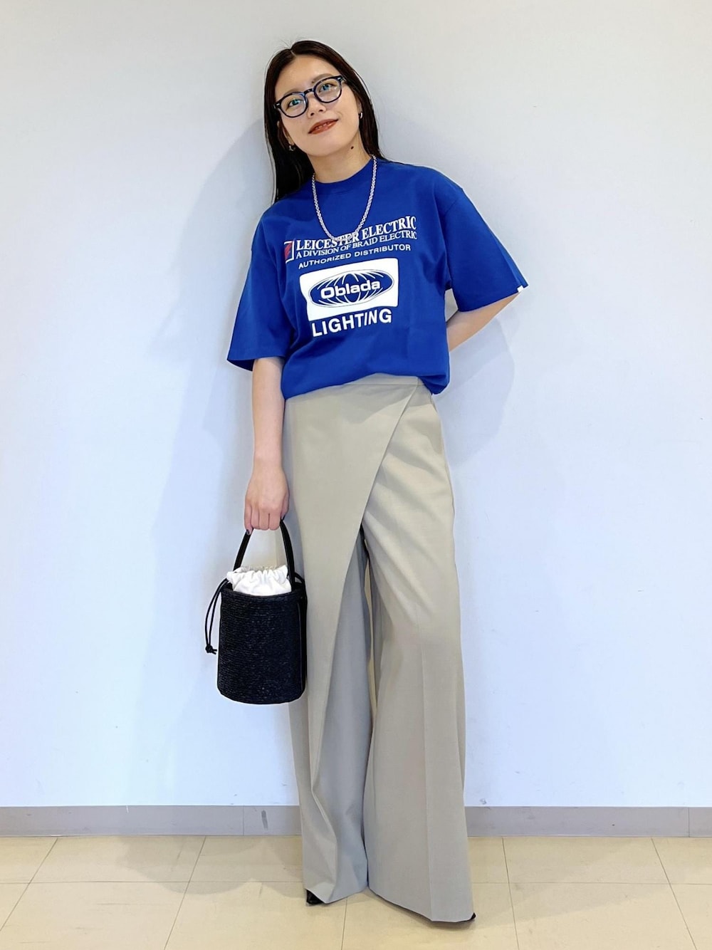「バッグ、ミニバッグ、24ss夏の新作、oblada、オブラダ、ブルー、Tシャツ、ロゴ、プリント、パンツ、ADAM ET ROPÉ、FEMME、SDGs、サステナブル、骨格ストレート」｜「ADAM ET ROPE'の【サステナブル】ナロークロスストラップサンダル（サンダル、ブラック系）」を使った、adamtanakaさん（レディース・158cm）の夏コーディネートの1枚目の写真