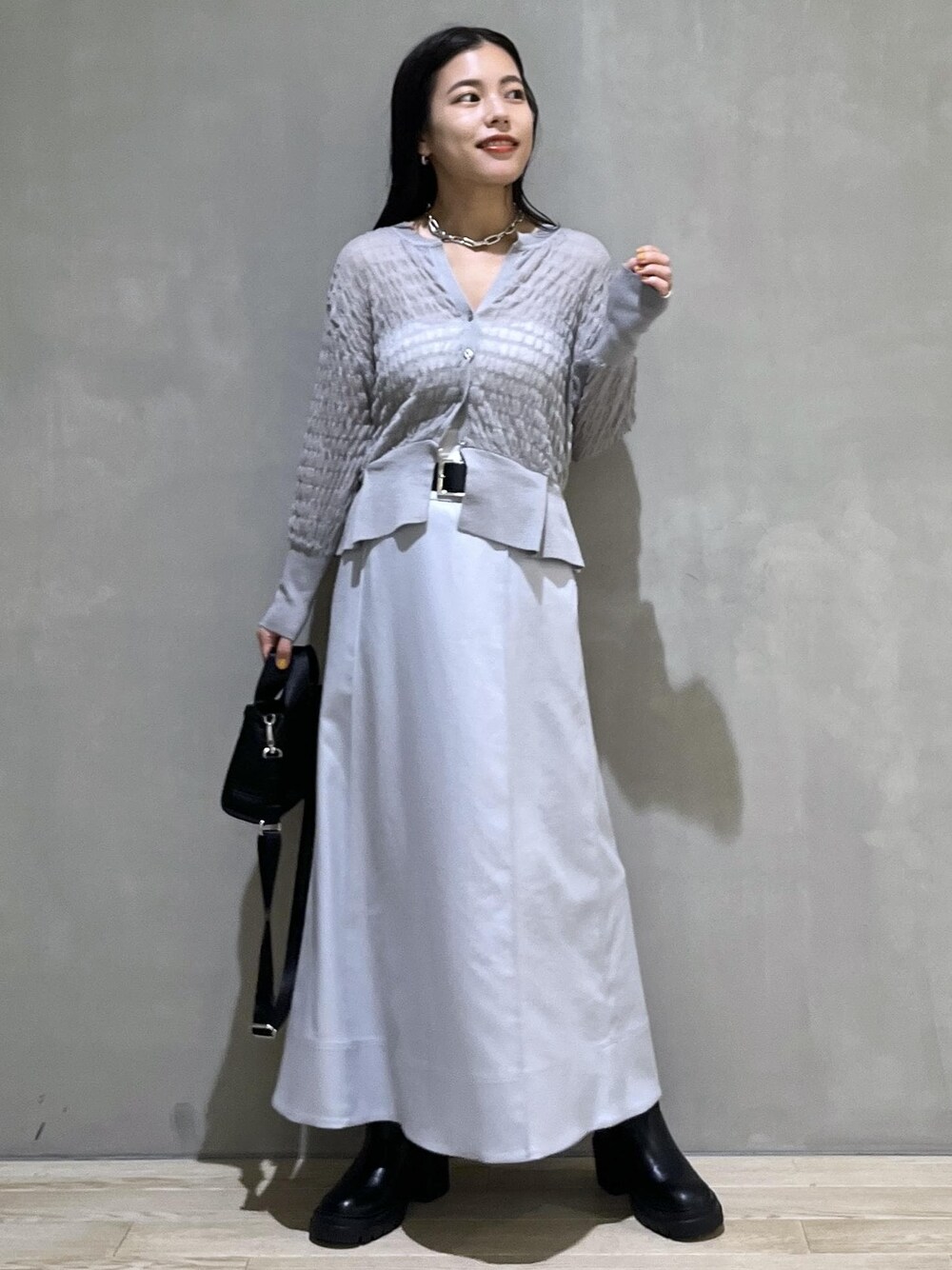 「GANNI、ガニー、WEB限定、WEB限定商品、WEB限定アイテム、シアー、ペプラム、グレー、ニット、ライトグレー、スカート、フレア、フレアスカート、ブーツ、ADAM ET ROPÉ」｜「ADAM ET ROPE'の【晴雨兼用】ウォータープルーフトラックソールロングブーツ（ブーツ、ブラック系）」を使った、adamtanakaさん（レディース・158cm）の夏コーディネートの1枚目の写真