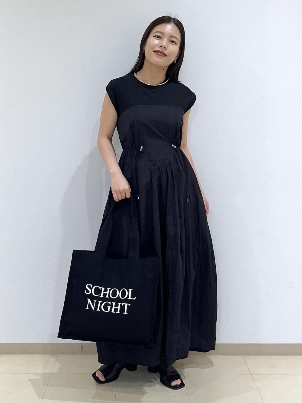 「ワンピース、サンダル、ブラックコーデ、バッグ、トートバッグ、IDEA、アイデア、ブラック、モード、ADAM ET ROPÉ、FEMME、SDGs、サステナブル、骨格ストレート、イエベ」｜「ADAM ET ROPE'のストレッチブーツサンダル（ブーツ、ブラック系）」を使った、adamtanakaさん（レディース・158cm）の夏コーディネートの1枚目の写真