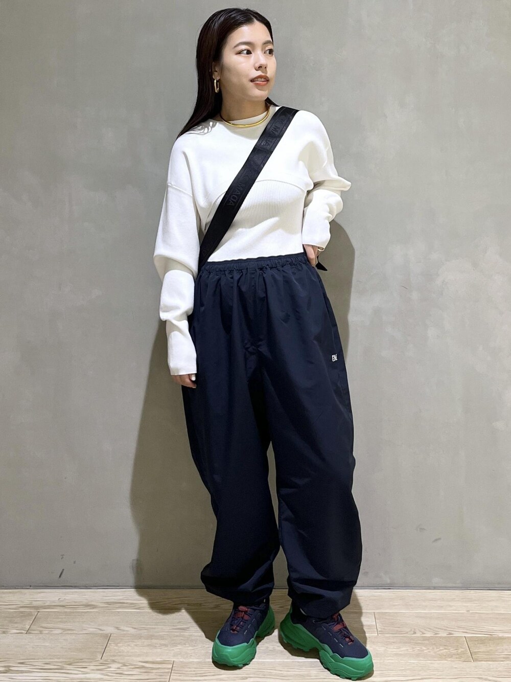 「ナイロンパンツ、バッグ、チョーカー、LACOSTE、ラコステ、PARROTTCANVAS、パロットキャンバス、ホワイト、ニット、パンツ、ネイビー、スニーカー、ADAM ET ROPÉ、FEMME、SDGs」｜「ADAM ET ROPE'のメタルカーブチョーカー（チョーカー、ゴールド系）」を使った、adamtanakaさん（レディース・158cm）の冬コーディネートの1枚目の写真