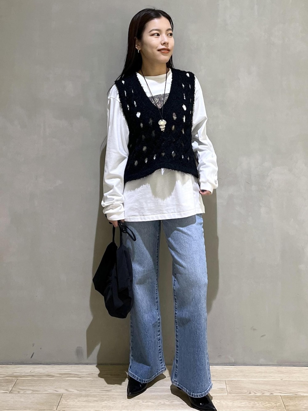 「24ss春の新作、AER、WEB限定、WEB限定商品、WEB限定アイテム、JANESMITH、ジェーンスミス、ROLLAS、ローラス、ローラスデニム、別注、BenAmun、AMOMENTO、アモーメント、プリントT」｜「ROLLA'Sの【ROLLA'S for ADAM ET ROPE'】別注 EASTCOAST FLARE ANKLE（デニムパンツ、ブルー系）」を使った、adamtanakaさん（レディース・158cm）の冬コーディネートの1枚目の写真