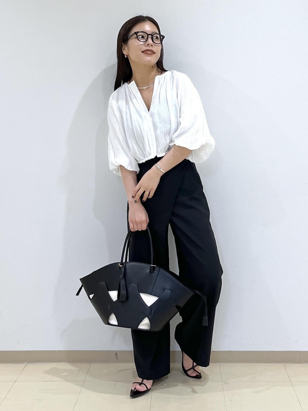 「サンダル、バッグ、ADAM ET ROPÉ、FEMME、SDGs、サステナブル、骨格ストレート、イエベ、きれいめ、モード、仕事着、通勤、夏、夏コーデ、夏ファッション」｜「ADAM ET ROPE'の【サステナブル】ナロークロスストラップサンダル（サンダル、ブラック系）」を使った、adamtanakaさん（レディース・158cm）の夏コーディネートの1枚目の写真