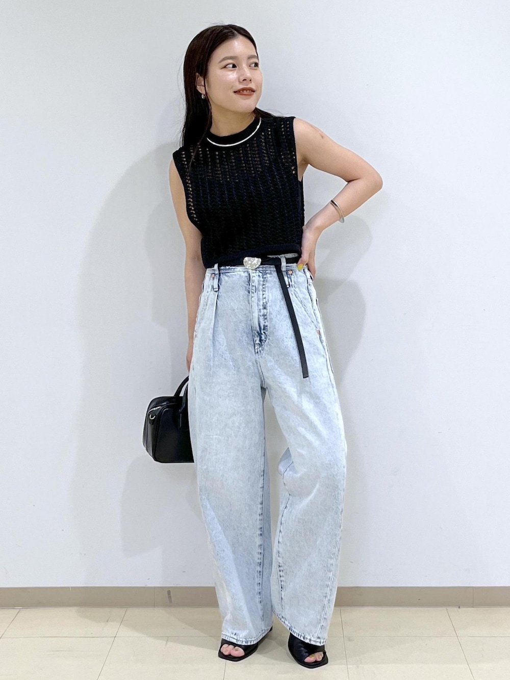 「デニム、サンダル、ブーツ、ベルト、バッグ、ハンドバッグ、ブラックコーデ、ブラック、メッシュ、24ss春の新作、24ss夏の新作、ADAM ET ROPÉ、FEMME、SDGs、サステナブル」｜「ADAM ET ROPE'のストレッチブーツサンダル（ブーツ、ブラック系）」を使った、adamtanakaさん（レディース・158cm）の春コーディネートの1枚目の写真