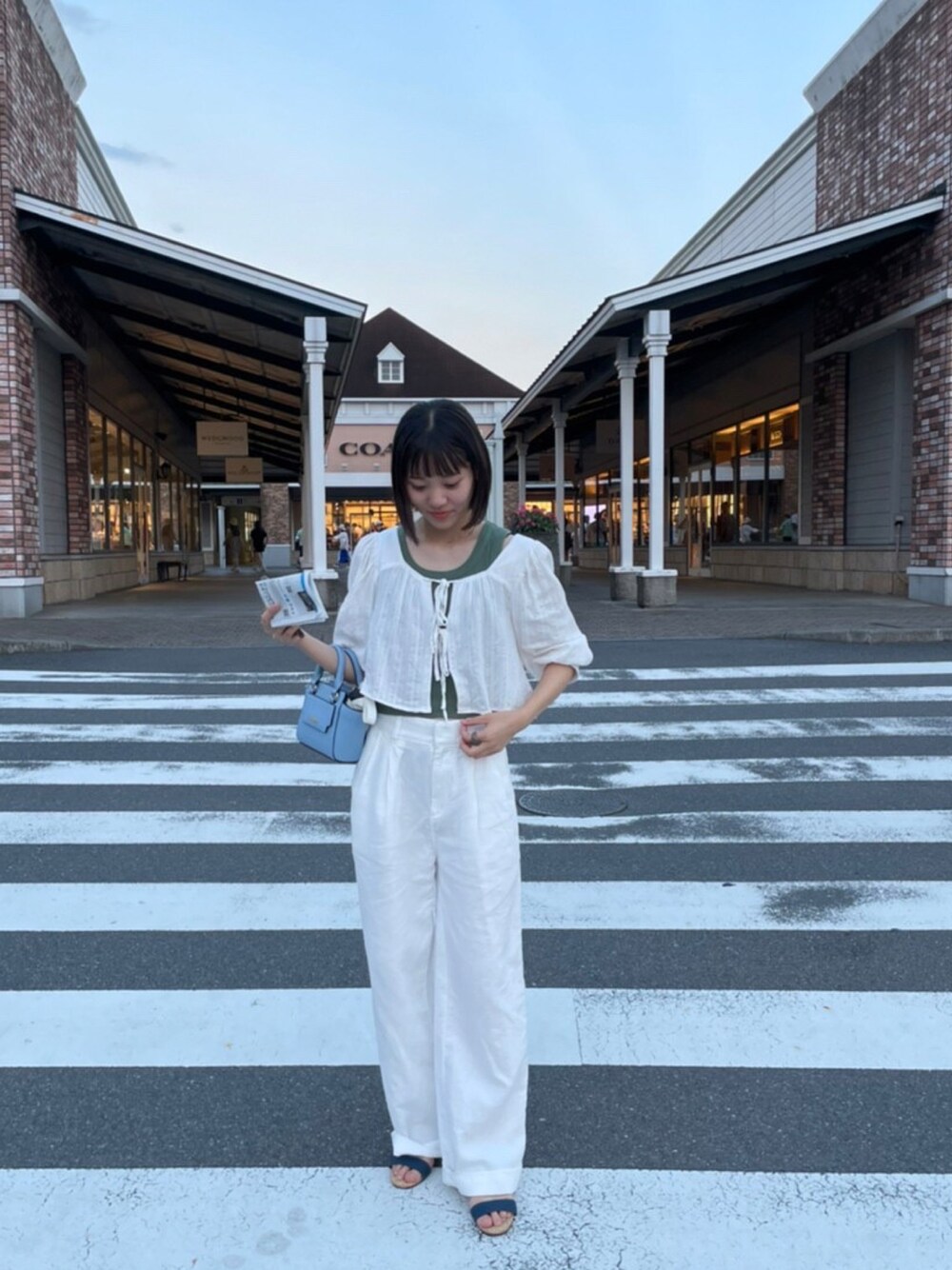 「ホワイトコーデ」｜「GAPのアイテム（スラックス、ホワイト系）」を使った、minorin19さん（レディース・157cm）の夏コーディネートの1枚目の写真