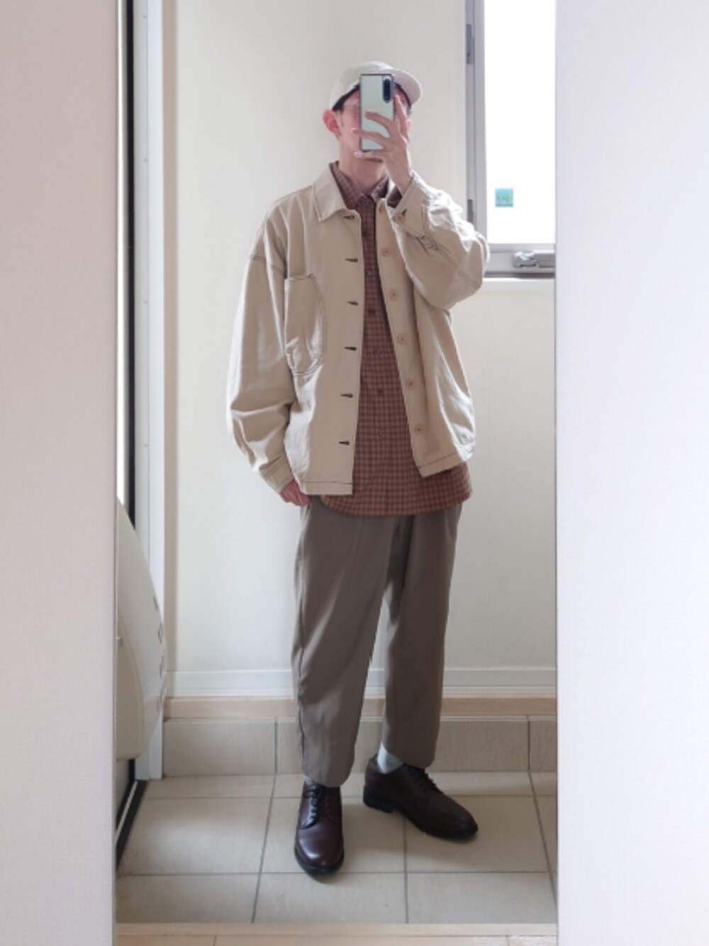 ブラウン系のシャツ/ブラウス、ブラウン系のドレスシューズを着用したメンズの冬コーディネートの1枚目の写真