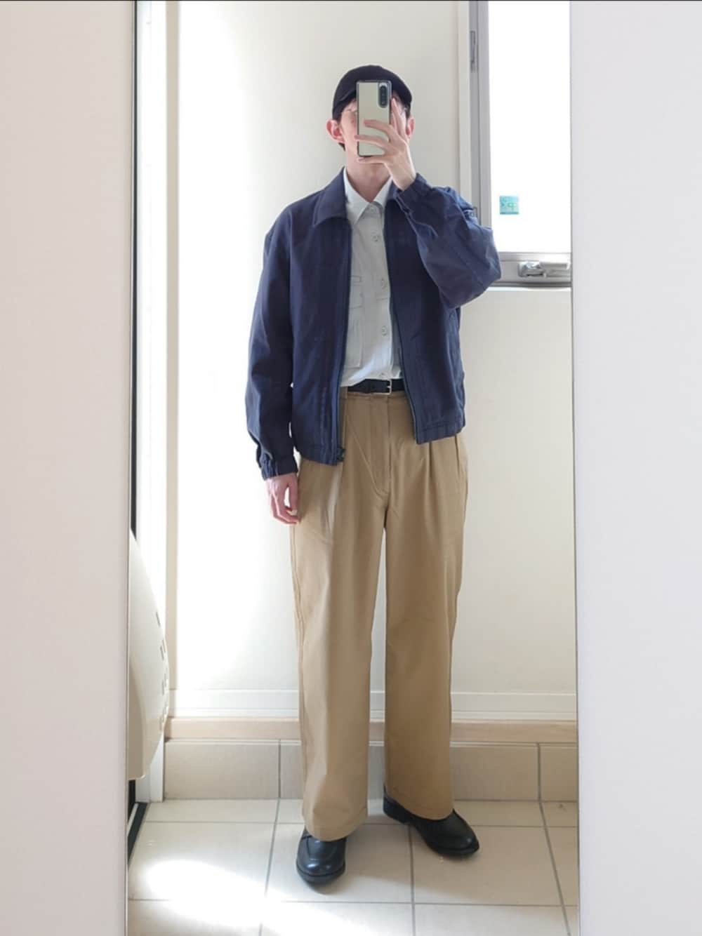 ブルー系のブルゾン、ブルー系のシャツ/ブラウス、ベージュ系のチノパンツを着用したメンズの春コーディネートの1枚目の写真