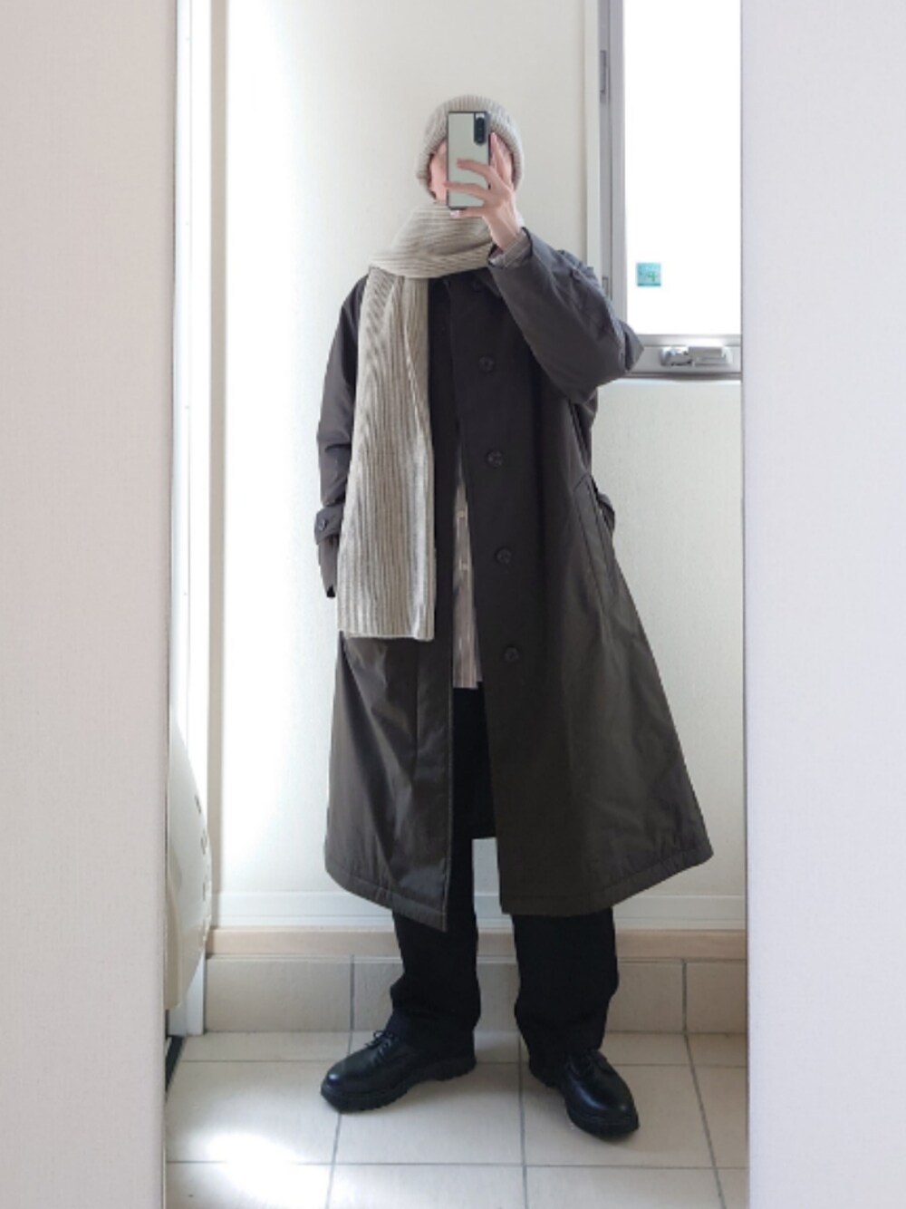「きれいめカジュアル、シンプルスタイル、冬コーデ、大人カジュアル、プチプラコーデ、オトナカジュアル、UNIQLO」｜「UNIQLOのアイテム（ステンカラーコート、グリーン系）」を使った、くろぶちさん（メンズ・167cm）の冬コーディネートの1枚目の写真
