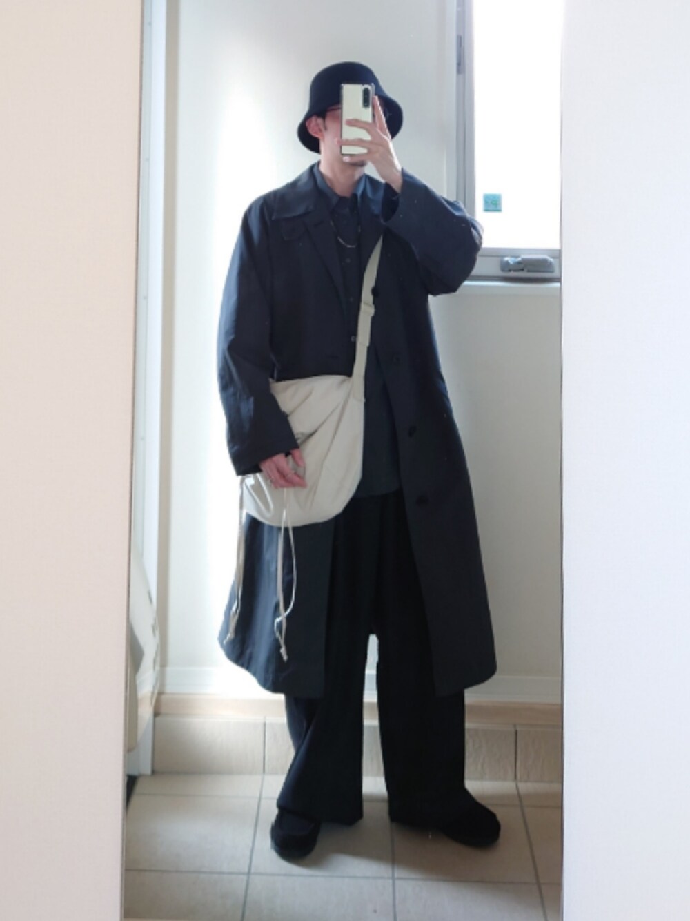 「シンプル、黒、きれいめカジュアル、30代コーデ、黒コーデ、モノトーンコーデ、メガネ男子」｜「UNIQLOのアイテム（トレンチコート、ブラック系）」を使った、くろぶちさん（メンズ・167cm）の冬コーディネートの1枚目の写真