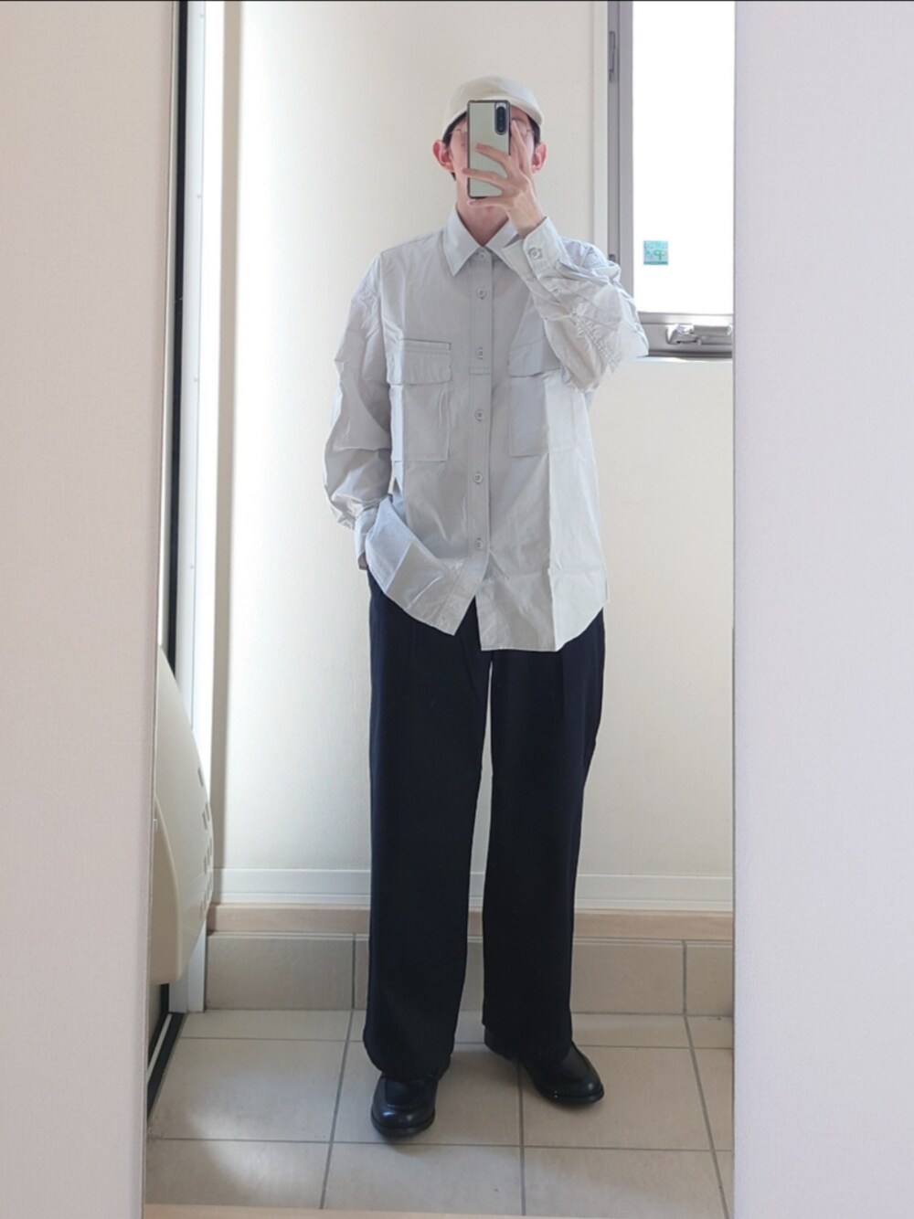 ブルー系のシャツ/ブラウス、ブルー系のチノパンツ、ブラック系のドレスシューズを着用したメンズの春コーディネートの1枚目の写真