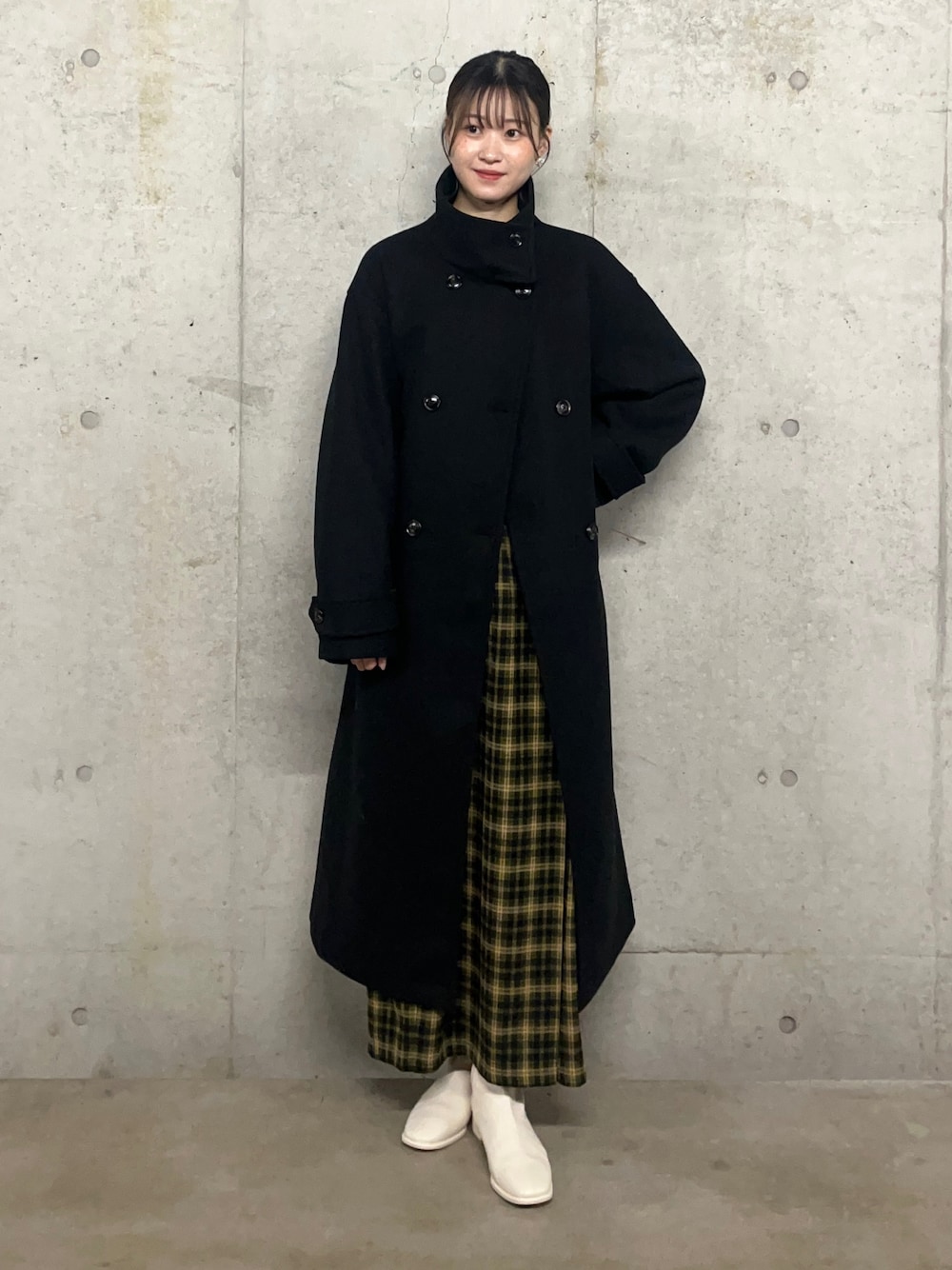 「チェック、コート、ブーツ、ロングコート、ロングスカート、休日スタイル、お出かけコーデ、きれいめカジュアル、冬アウター、マイベストコーデ2023」｜「SENSE OF PLACE by URBAN RESEARCHのチェックナロースカート（スカート、グリーン系）」を使った、ゆりさん（レディース・161cm）の冬コーディネートの1枚目の写真