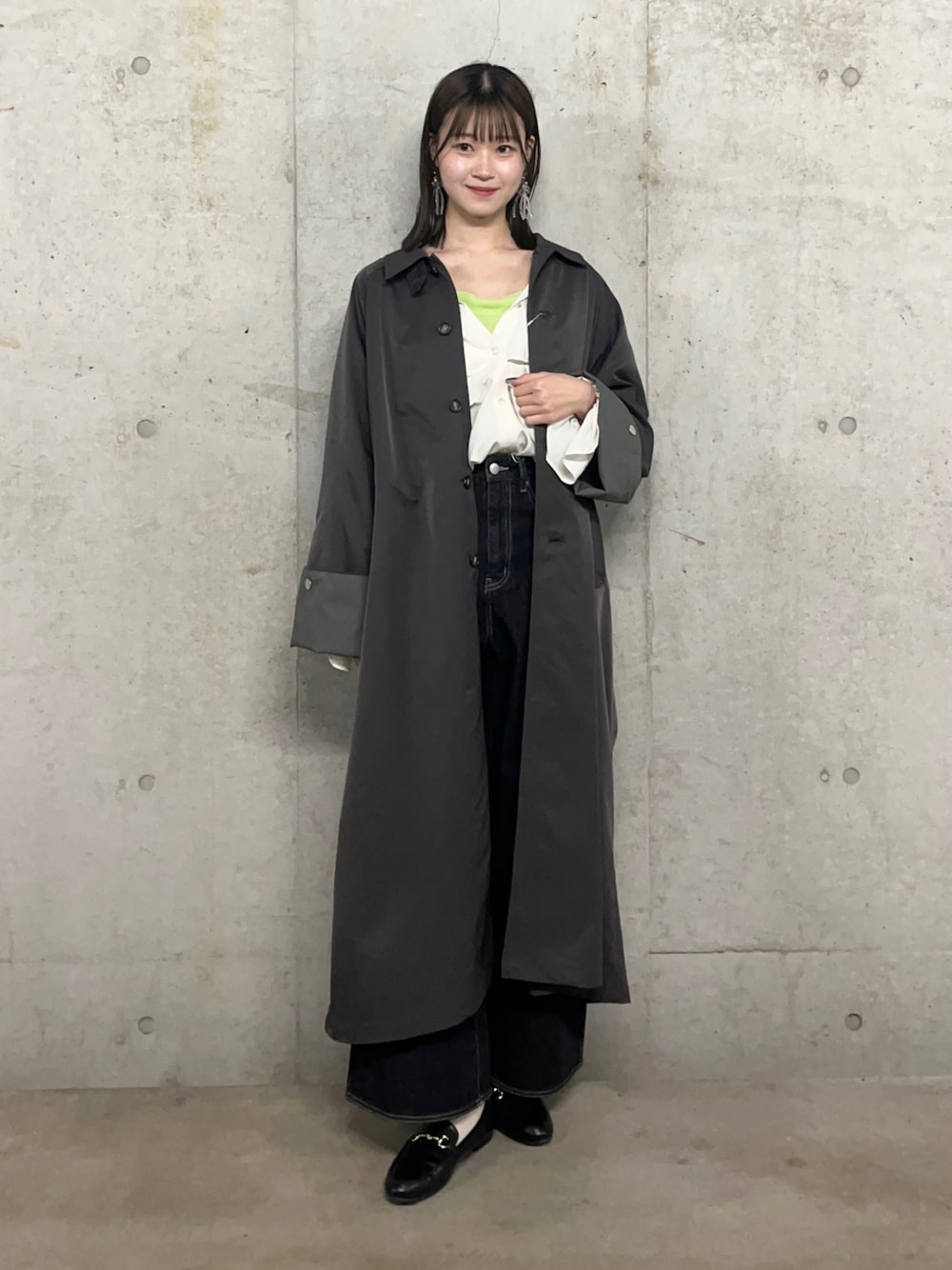 「デニム、ローファー、休日スタイル、お出かけコーデ、プチプラ、春アウター、SENSEOFPLACE、デートコーデ、春服、春コーデ」｜「SENSE OF PLACE by URBAN RESEARCHの『一部WEB限定カラー』ダブルストラップカップツキキャミソール（キャミソール、グリーン系）」を使った、ゆりさん（レディース・161cm）の春コーディネートの1枚目の写真
