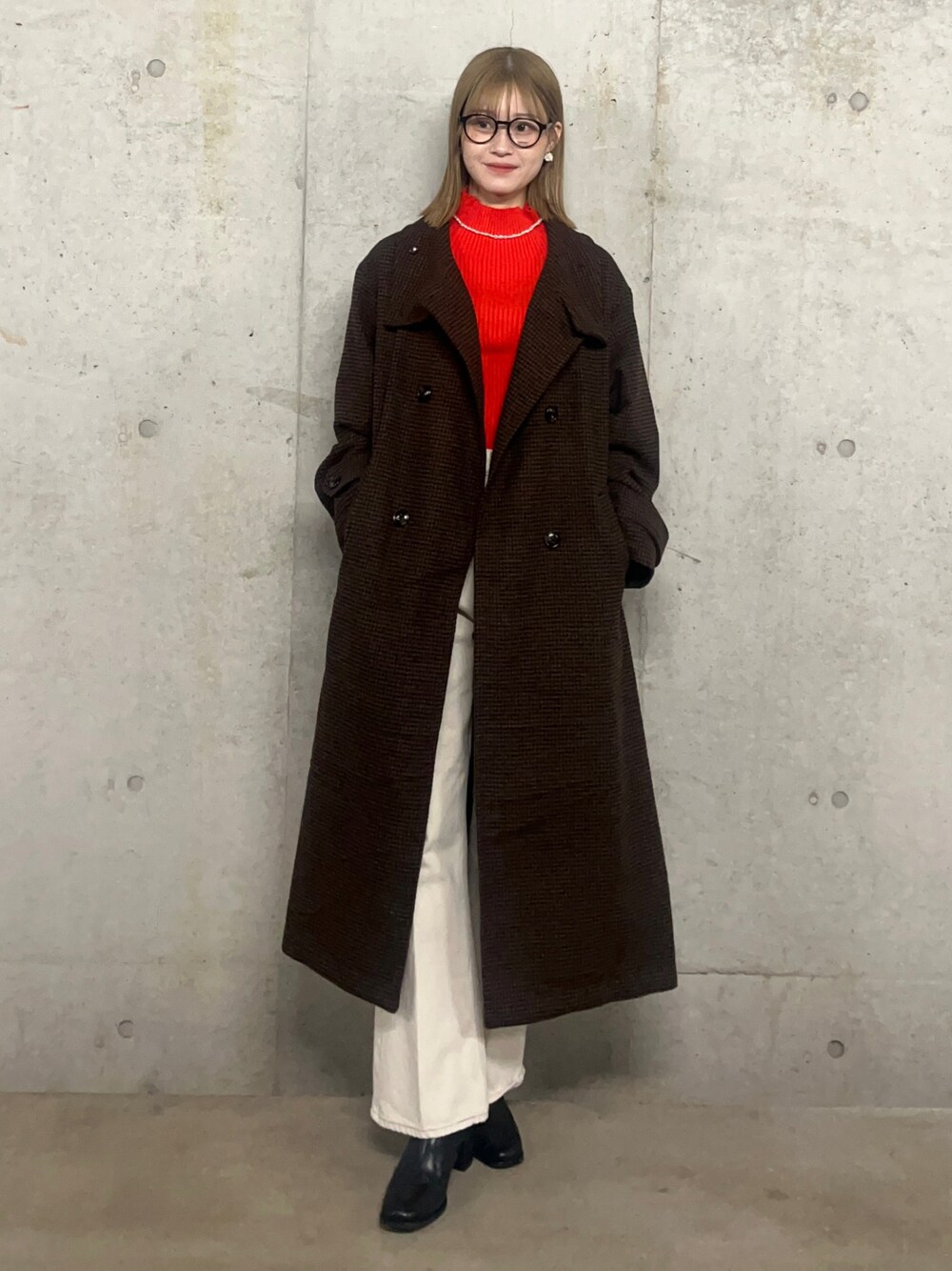 「コート、デニム、ブーツ、赤、冬コーデ、タートルネック、ロングコート、きれいめカジュアル、WEARyouthコーデ、冬を彩る色いろコーデ」｜「SENSE OF PLACE by URBAN RESEARCHの『一部WEB限定』ストレッチリブハイネックセーター（ニット/セーター、レッド系）」を使った、ゆりさん（レディース・161cm）の冬コーディネートの1枚目の写真