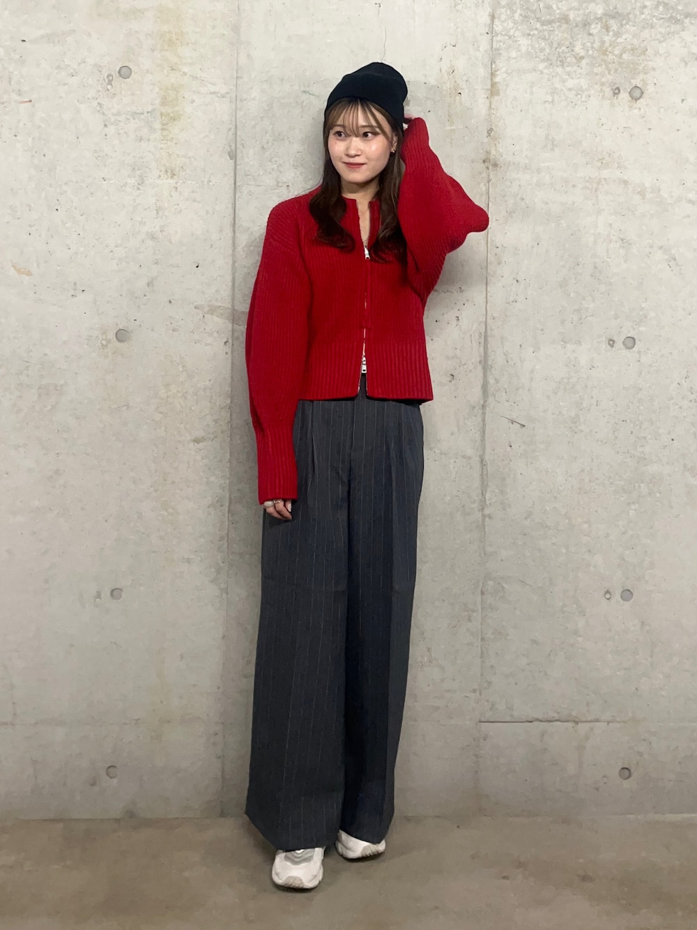 「スニーカー、ニット帽、スポーツミックス、お出かけコーデ、プチプラ、古着MIX、SENSEOFPLACE、秋冬コーデ、ファッションを楽しもう、WEARyouthコーデ」｜「SENSE OF PLACE by URBAN RESEARCHのクルーネックジップセーター（ニット/セーター、レッド系）」を使った、ゆりさん（レディース・161cm）の秋コーディネートの1枚目の写真