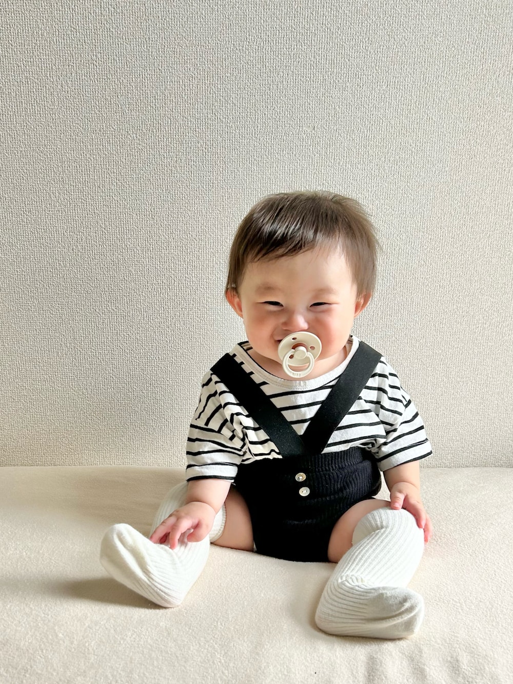 「夏コーデ、シンフルコーデ、男の子、韓国子供服、ベビーファッション、おとこのこーで、ベビー服、ベビーコーデ、このスタイルがお気に入り、詳細はInstagram、ベビー」｜「BIBSのアイテム（その他ベビー用品、ベージュ系）」を使った、sorucodeさん（キッズ・70cm）の夏コーディネートの1枚目の写真