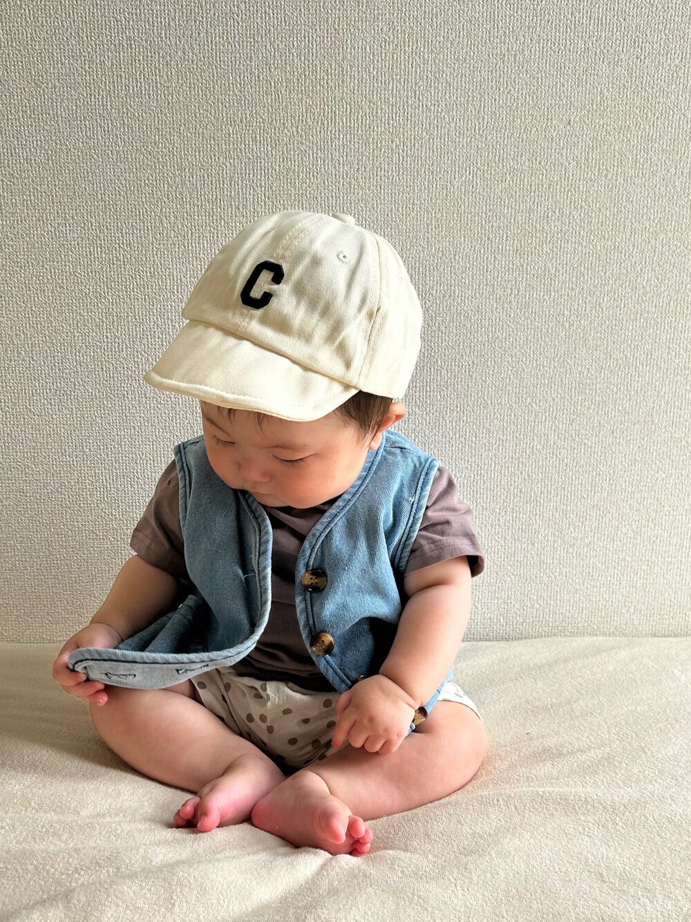 「このスタイルがお気に入り、デニム、男の子コーデ、キャップ、詳細はInstagram、ベビーコーデ、ベビー服、ベビー」｜「astrum.のアイテム（その他ベビーウェア、ブルー系）」を使った、sorucodeさん（キッズ・70cm）の夏コーディネートの1枚目の写真