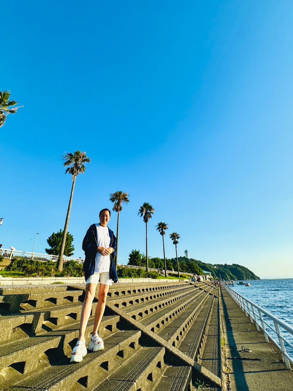 「ショートパンツ、ショートパンツスタイル、ショートパンツコーデ、50代カジュアル、夏コーデ、休日コーデ、江の島、スーパーモデリスト、jyc、エイジレス、ジェンダーレス」｜「WHRのアイテム（Tシャツ/カットソー、ホワイト系）」を使った、JYC さん（メンズ・172cm）の夏コーディネートの1枚目の写真