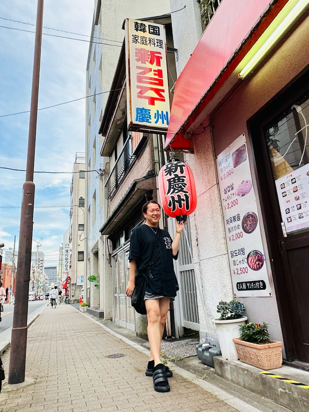 「ショートパンツ、ショートパンツスタイル、ショートパンツコーデ、夏コーデ、休日スタイル、50代カジュアル、スーパーモデリスト、jyc」｜「Hollisterのアイテム（シャツ/ブラウス、ブラック系）」を使った、JYC さん（メンズ・172cm）の夏コーディネートの1枚目の写真