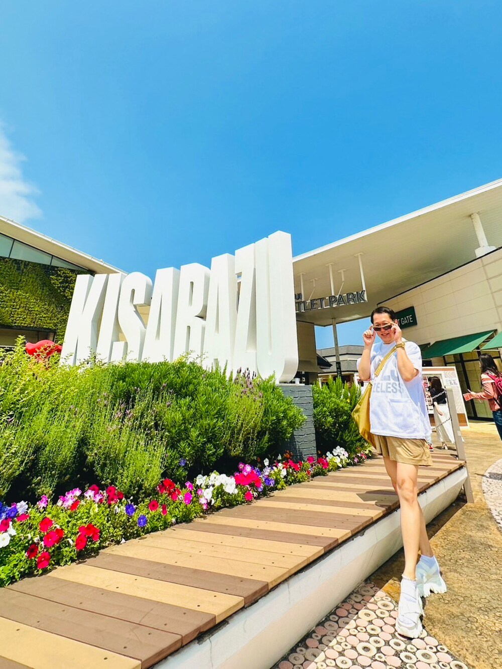 「厚底シューズ、厚底サンダル、ショートパンツ、ショートパンツスタイル、ショートパンツコーデ、50代カジュアル、スーパーモデリスト、jyc」｜「SHEL’TTERのアイテム（サンダル、ホワイト系）」を使った、JYC さん（メンズ・172cm）の夏コーディネートの1枚目の写真