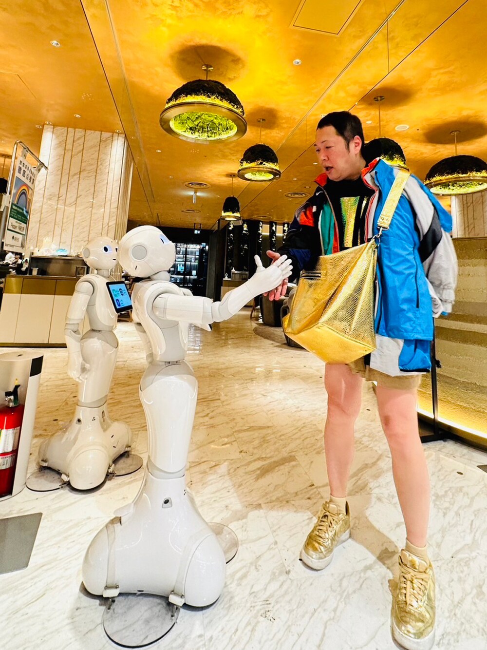「ショートパンツ、ショートパンツスタイル、ショートパンツコーデ、ゴールド、ゴールドコーデ、スーパーモデリスト、jyc、おでかけコーデ」｜「AVANのアイテム（メッセンジャーバッグ、ゴールド系）」を使った、JYC さん（メンズ・172cm）の夏コーディネートの1枚目の写真