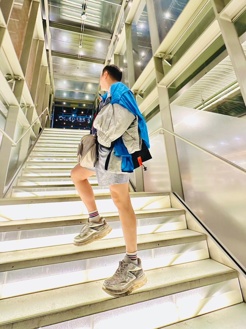「このスタイルがお気に入り、ショートパンツ、ショートパンツコーデ、ショートパンツスタイル、横浜赤レンガ倉庫、スーパーモデリスト、jyc」｜「53045shoesのアイテム（スニーカー、シルバー系）」を使った、JYC さん（メンズ・172cm）の夏コーディネートの1枚目の写真