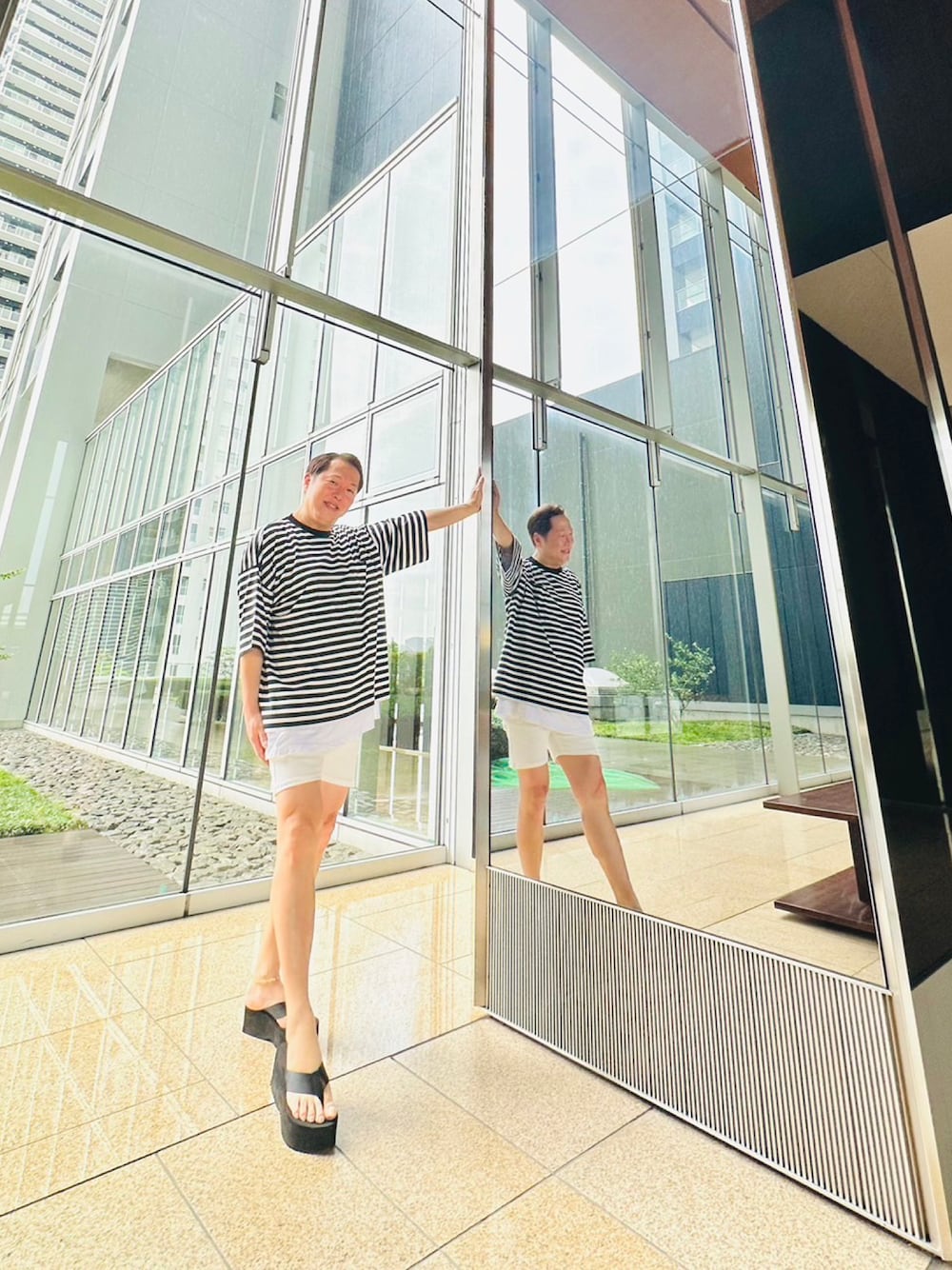 「ショートパンツ、ショートパンツスタイル、ショートパンツコーデ、モノトーン、モノトーンコーデ、50代カジュアル、スーパーモデリスト、jyc、白パンツ」｜「無印良品のアイテム（Tシャツ/カットソー、ブラック系）」を使った、JYC さん（メンズ・172cm）の夏コーディネートの1枚目の写真