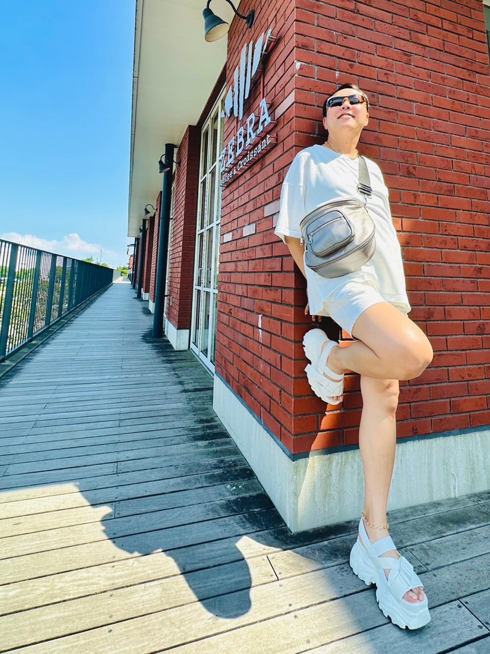 「夏コーデ、大人カジュアル、休日コーデ、ワントーンコーデ、厚底シューズ、ショートパンツ、ショートパンツスタイル、ショートパンツコーデ、エイジレス、ジェンダーレス、50代カジュアル、スーパーモデリスト、jyc」｜「FIG&VIPERのアイテム（ショルダーバッグ、シルバー系）」を使った、JYC さん（メンズ・172cm）の夏コーディネートの1枚目の写真