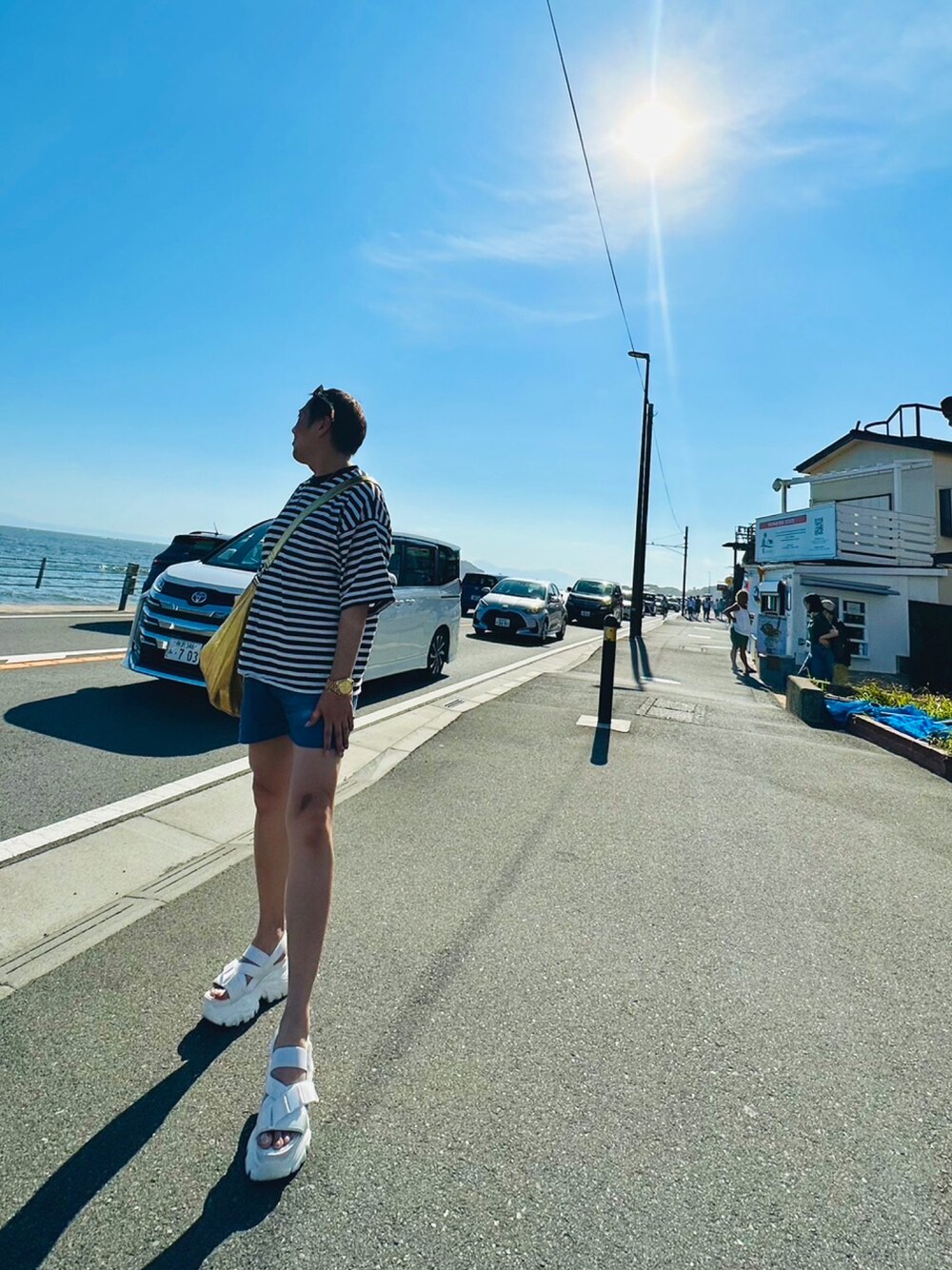 「ショートパンツ、ショートパンツスタイル、ショートパンツコーデ、50代カジュアル、夏コーデ、七里ヶ浜、スーパーモデリスト、jyc」｜「無印良品のアイテム（Tシャツ/カットソー、ブラック系）」を使った、JYC さん（メンズ・172cm）の夏コーディネートの1枚目の写真