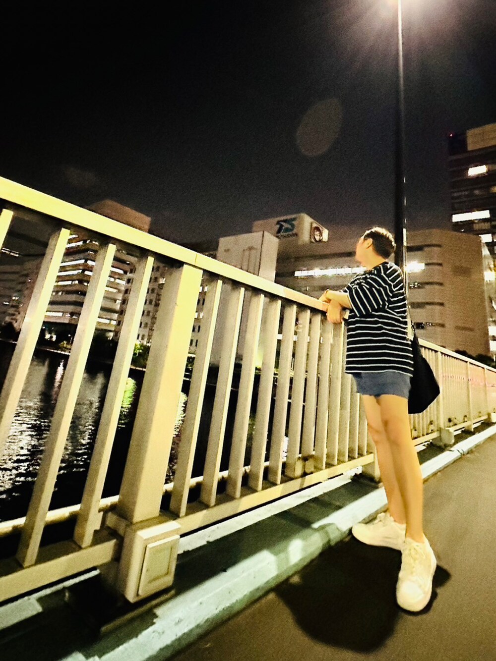「ショートパンツ、ショートパンツスタイル、ショートパンツコーデ、50代カジュアル、ショルダーバッグ、夏コーデ、休日スタイル、スーパーモデリスト、jyc」｜「NIKEのアイテム（スニーカー、ホワイト系）」を使った、JYC さん（メンズ・172cm）の夏コーディネートの1枚目の写真