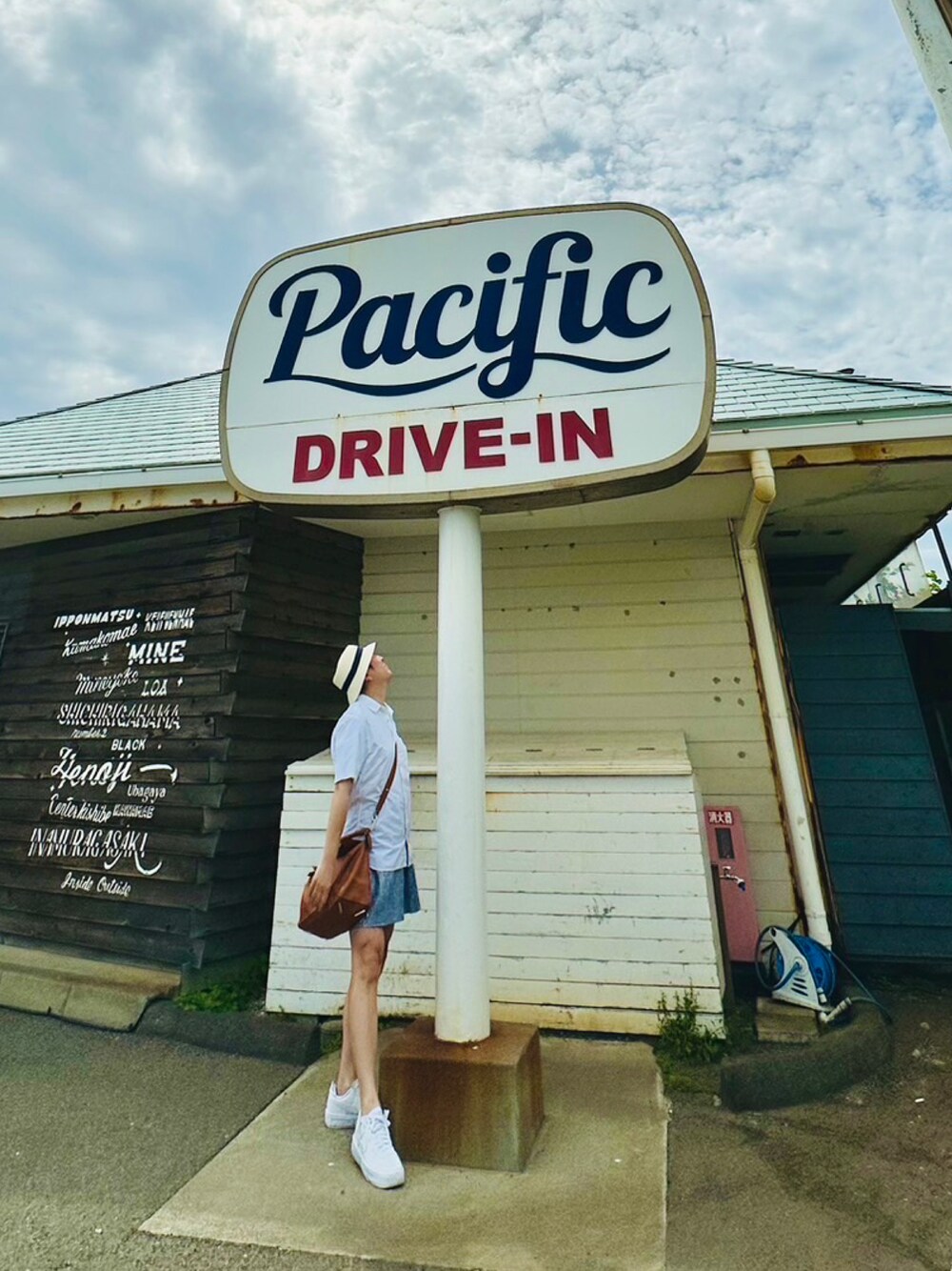 「ショートパンツコーデ、ショートパンツ、ショートパンツスタイル、50代カジュアル、ハーフパンツ、スーパーモデリスト、jyc」｜「LOEWEのアイテム（ショルダーバッグ、ブラウン系）」を使った、JYC さん（メンズ・172cm）の夏コーディネートの1枚目の写真