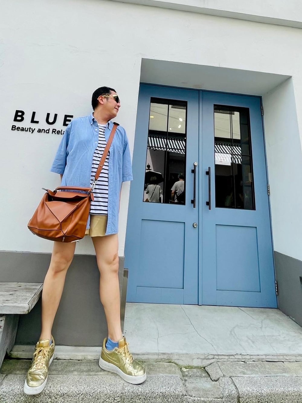 「ショートパンツ、ショートパンツスタイル、ショートパンツコーデ、ゴールド好き、50代カジュアル、ボーダー、スーパーモデリスト、jyc」｜「GUのアイテム（シャツ/ブラウス、ブルー系）」を使った、JYC さん（メンズ・172cm）の夏コーディネートの1枚目の写真