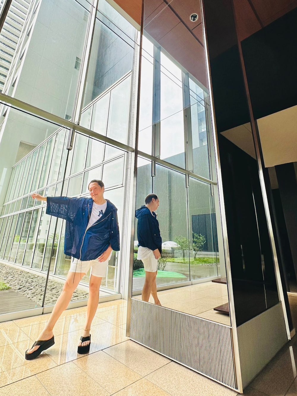 「ショートパンツ、ショートパンツスタイル、ショートパンツコーデ、50代カジュアル、スーパーモデリスト、jyc、白パンツ」｜「JYCのアイテム（パーカー、ブルー系）」を使った、JYC さん（メンズ・172cm）の夏コーディネートの1枚目の写真