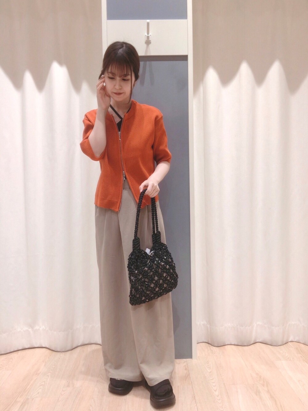 「きれいめカジュアル、大人カジュアル、ダブルジップ、ニットカーディガン、ラップ風パンツ、ビタミンカラー、オレンジ、ベージュ、ブラック、Samansa Mos2 blue」｜「Samansa Mos2 blueの◎ダブルジップニットカーディガン（カーディガン/ボレロ、オレンジ系）」を使った、yuuu0111さん（レディース・155cm）の春コーディネートの1枚目の写真