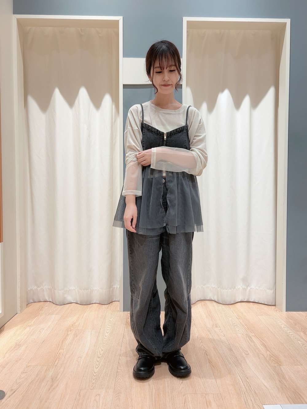 「キレイめ、キレイめカジュアル、パンツスタイル、ECODENIM、デニム、チュール、キャミビスチェ、カーブパンツ、シアーロンT、イエロー、チャコールグレー、Samansa Mos2 blue」｜「Samansa Mos2 blueの【ECO DENIM】チュール切替キャミビスチェ（シャツ/ブラウス、グレー系）」を使った、yuuu0111さん（レディース・155cm）の秋コーディネートの1枚目の写真