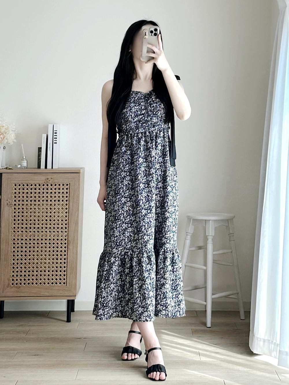 「ワンピース、花柄、花柄ワンピース、GRL、プチプラ、プチプラコーデ、夏コーデ、夏服、viviancollection、vivian」｜「GRLのアイテム（ワンピース、ブラック系）」を使った、moniさん（骨格ウェーブ・レディース・165cm）の春コーディネートの1枚目の写真